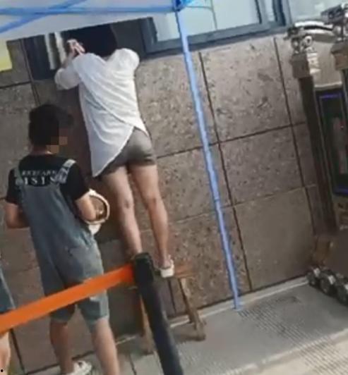 成人踩踏凳子视频大全集,揭秘成人踩踏凳子惊险瞬间大盘点