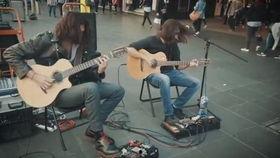 成人弹吉他现场视频