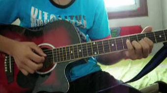 成人弹吉他现场视频