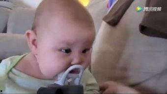 小孩仿成人喝水杯视频,宝宝学喝大人水杯趣味瞬间