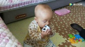 小孩仿成人喝水杯视频,宝宝学喝大人水杯趣味瞬间