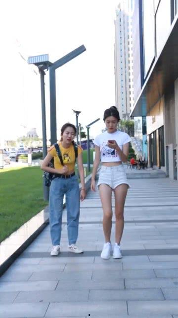 成人背包女生逛街视频大全